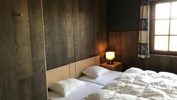 Rumah | 5 kamar tidur dan dilengkapi dengan perabotan berbeda-beda