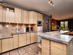 House | Private kitchen | Fridge - Durbuy Hillside Family Villa (Durbuy)