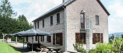 المنشأة من الخارج