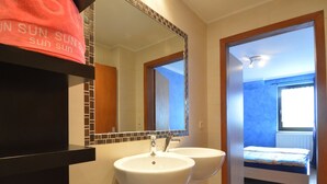 Een moderne badkamer met twee wastafels, een grote spiegel en een handdoekrek met een handdoek.