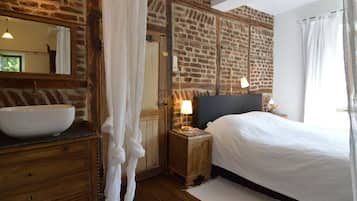 Cottage | 4 bedrooms, individually furnished, bed sheets