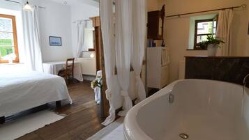 Cottage | 4 bedrooms, individually furnished, bed sheets