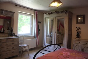 Cottage | 3 bedrooms, individually furnished, bed sheets