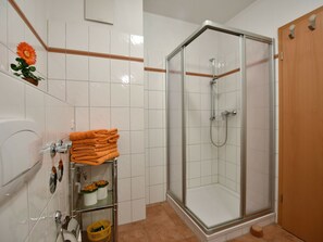 Bathroom - Modern Apartment in Ostseebad Boltenhagen With Parking (Boltenhagen)