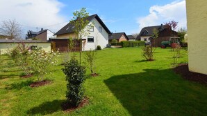 Uma área residencial com casas, gramado e um trator.