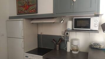 Refrigerador y cafetera y tetera