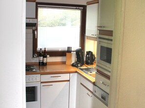 Ferienhaus | Eigene Küche | Wasserkocher mit Kaffee-/Teezubehör, Kühlschrank, Mikrowelle, Ofen