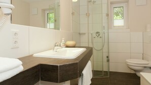 Bathroom | Bathtub, towels - Super Luxury in the Middle of the Untouched Nature (Ernzen)