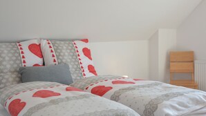 3 quartos, individualmente mobiliados, roupa de cama
