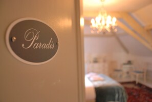 A room with a sign that reads "Paradise." - Beautiful Manor house with heated pool in a village,  close to sandy beaches. (EPARGNES)