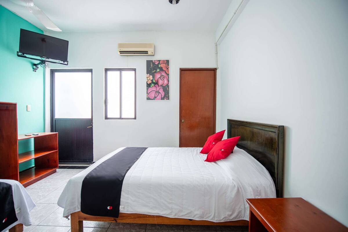 Habitación estándar, 2 camas de matrimonio | Tabla de planchar con plancha, wifi gratis, ropa de cama