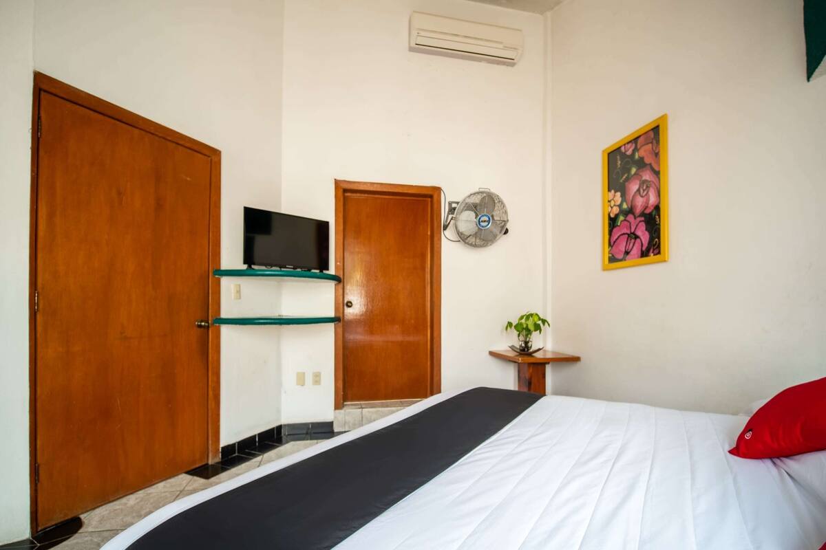 Habitación superior | Tabla de planchar con plancha, wifi gratis, ropa de cama
