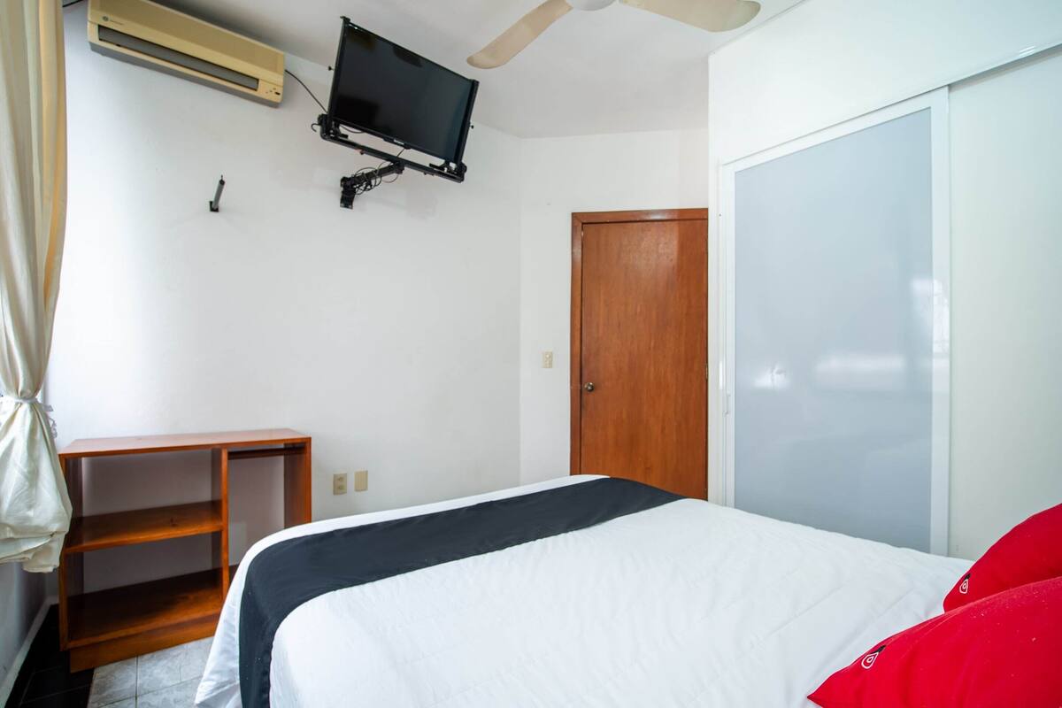 Habitación estándar | Tabla de planchar con plancha, wifi gratis, ropa de cama