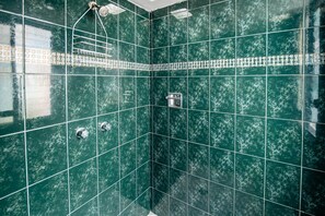 Family Room | Bathroom | Shower, hair dryer, towels, soap - Capital O Posada Jois (Santa María Huatulco)