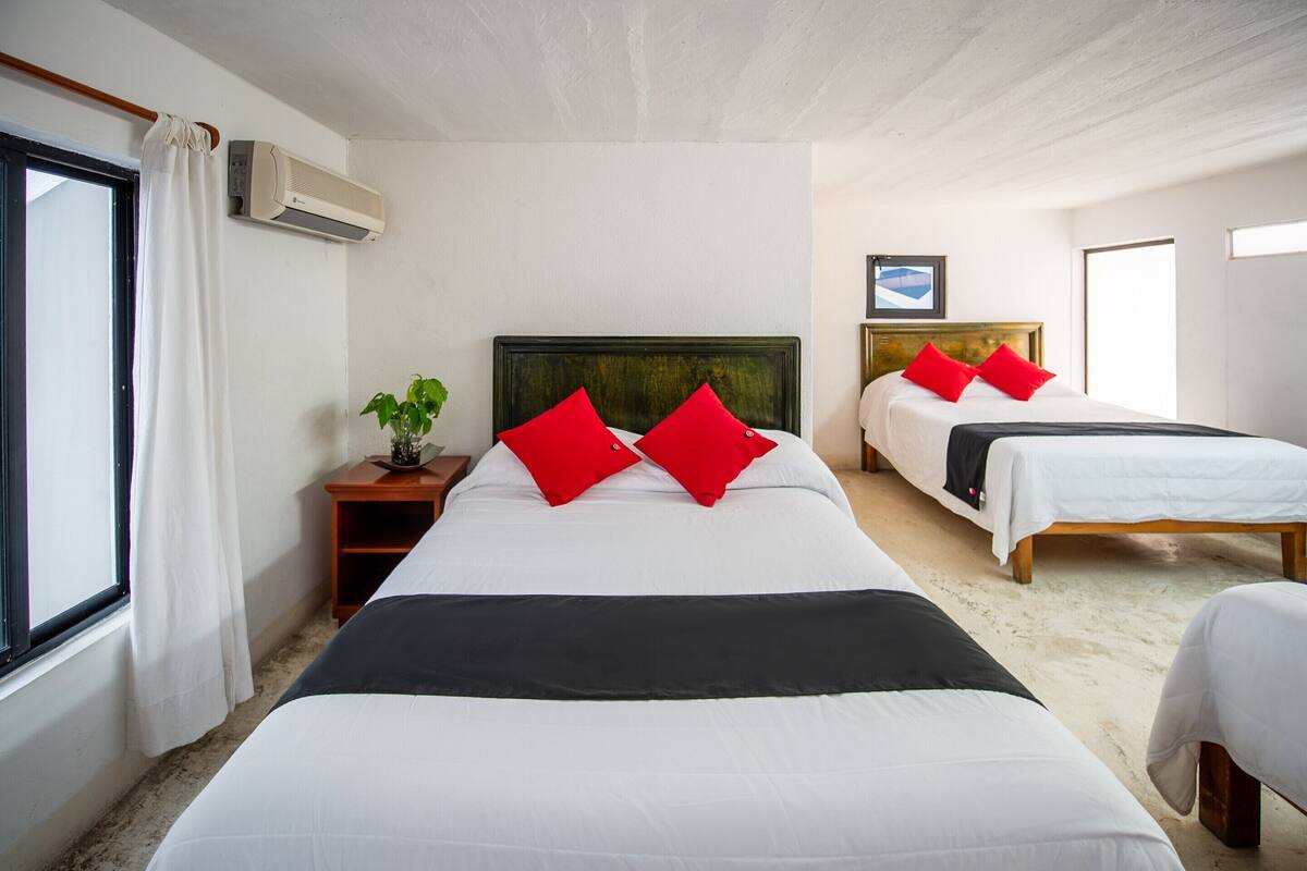 Habitación estándar, varias camas | Tabla de planchar con plancha, wifi gratis, ropa de cama