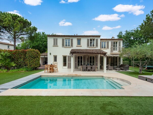 Villa | Pool | Indoor pool, outdoor pool - Beachside Bliss in Gassin (Gassin)