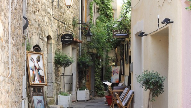A narrow alley with art displays, a sign for 'Paul Afferty,' and a 'Comee Gallery' sign. - Beachside Bliss in Gassin (Gassin)