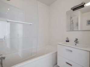 Bathtub, towels - Modern Apartment in Bray-dune With Seaside View (Bray-Dunes)