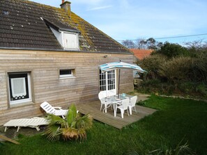 Cottage | Outdoor dining - Cottage in Cosqueville Near Normandy Coast (Vicq-sur-Mer)