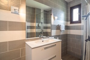 Villa | Bathroom - Villa in Beaufort With Pool & Views (Beaufort)