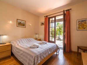 Villa | Room amenity - Villa in Beaufort With Pool & Views (Beaufort)