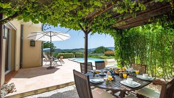 Villa | Outdoor dining