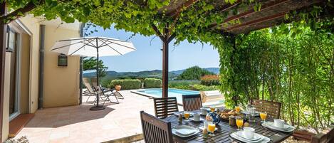 屋外ダイニングエリア