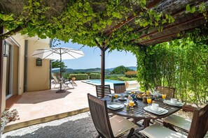 Outdoor dining - Villa in Limoux With Private Pool & Mountain Views (Limoux)