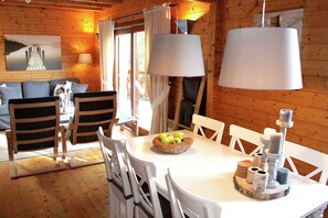 House | Dining - Poolside Bliss Near Lake (Beaulieu)