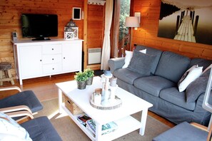 House | Living room - Poolside Bliss Near Lake (Beaulieu)