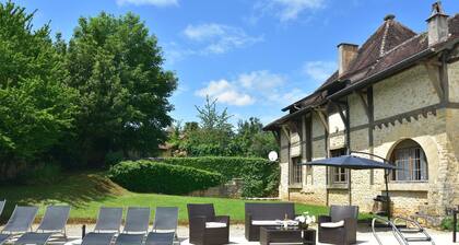 Elegant Mansion Stay in Belves