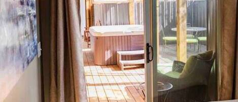 3 soverom, skrivebord, strykejern/-brett og reiseseng for barn