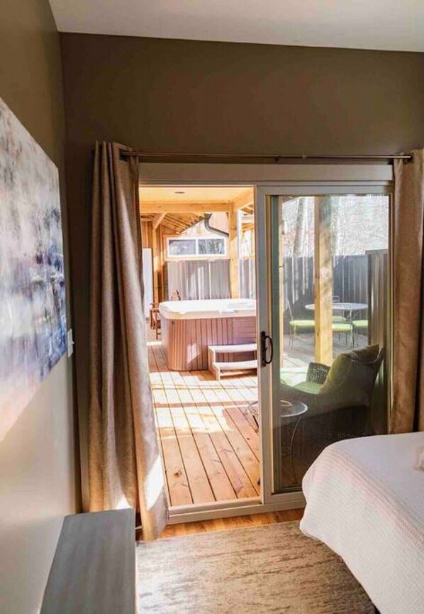 3 slaapkamers, een bureau, een strijkplank/strijkijzer, reisbedje