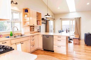 Een koelkast, een magnetron, een oven, een kookplaat