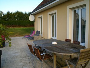 Balcony - House With Garden. 1km From the Coast. Nearby Bayeux and the Landing Beaches (Longues-sur-Mer)