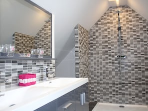 Bathroom - House With Garden. 1km From the Coast. Nearby Bayeux and the Landing Beaches (Longues-sur-Mer)