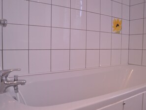 House | Bathroom | Shower - Lovely Holiday Home in Mouriez With Jacuzzi (Mouriez)
