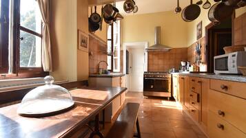 Maison | Cuisine privée | Réfrigérateur, plaque de cuisson, chaise haute