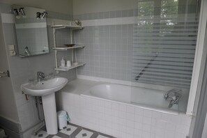 Bathroom - House in Burgundy With Private Pool (Saint-Aubin-sur-Loire)