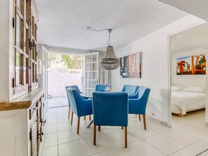 Dining - Villa With Guest Accommodation and Heated Pool in Sainte Maxime (Sainte-Maxime)