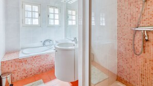 Combined shower/bathtub, towels - Villa With Guest Accommodation and Heated Pool in Sainte Maxime (Sainte-Maxime)