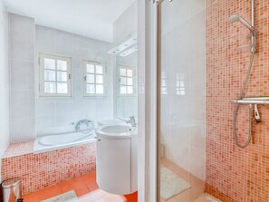 Combined shower/tub, towels - Villa With Guest Accommodation and Heated Pool in Sainte Maxime (Sainte-Maxime)