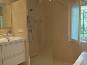 Villa | Bathroom - Villa in Cavalaire-sur-mer Near the Sea (Cavalaire-sur-Mer)