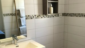 Villa | Bathroom | Shower, towels - Seaside Villa in La Cadière-d'azur With Private Pool (La Cadiere-d'Azur)