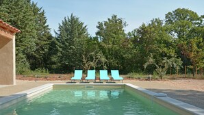 Outdoor pool - Sun-kissed Villa in Carpentras With Swimming Pool (Carpentras)
