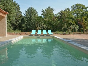 Outdoor pool - Sun-kissed Villa in Carpentras With Swimming Pool (Carpentras)