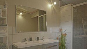 Villa | Bathroom | Shower - Sun-kissed Villa in Carpentras With Swimming Pool (Carpentras)