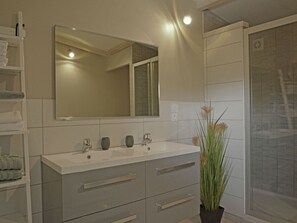 Villa | Bathroom | Shower - Sun-kissed Villa in Carpentras With Swimming Pool (Carpentras)