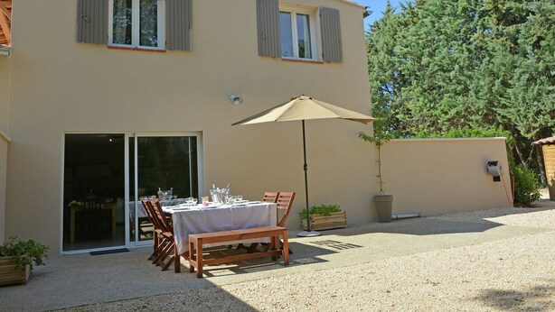 Balcony - Sun-kissed Villa in Carpentras With Swimming Pool (Carpentras)