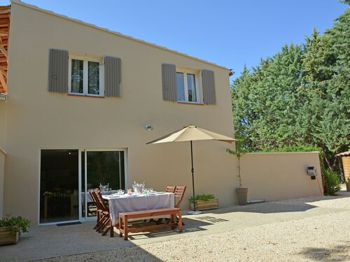 Sun-kissed Villa in Carpentras With Swimming Pool